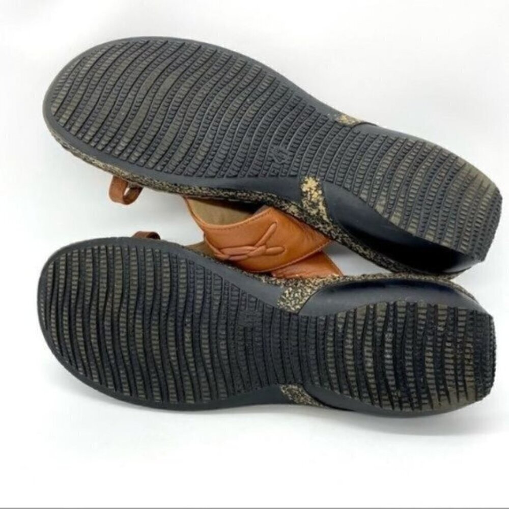 Mildred Women’s Padded Thong Sandals - Picture 14 of 16